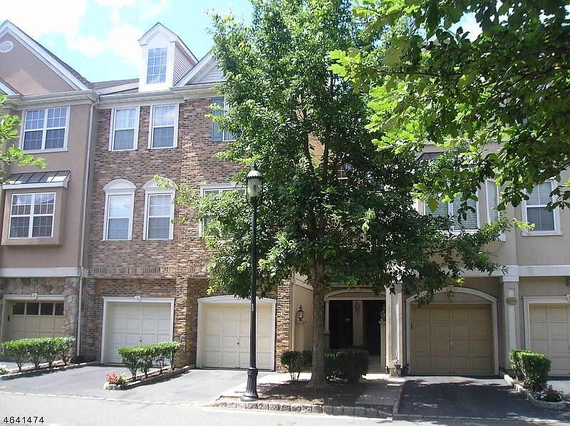1st image of 8 CARRINGTON PL