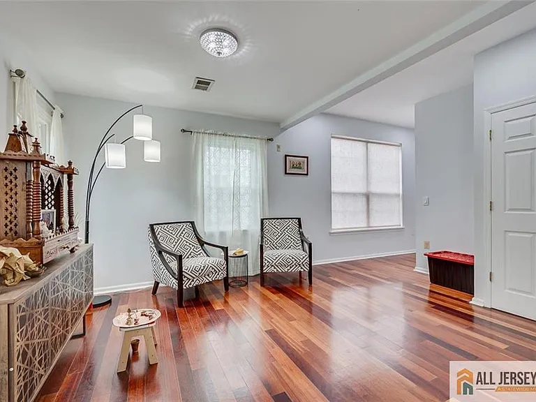 7 Stanford Dr — Photo 10