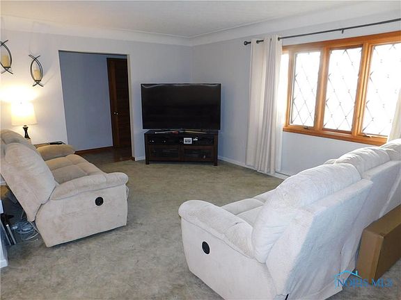 3rd image of 519 Holly Dr