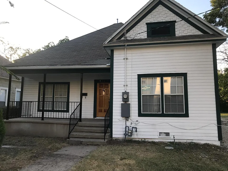 4223 Roseland Ave