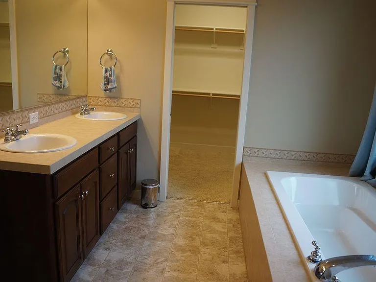 6435 NE Whitewood Dr — Photo 13