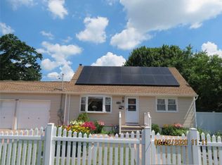 430 42nd St, Lindenhurst, NY 11757