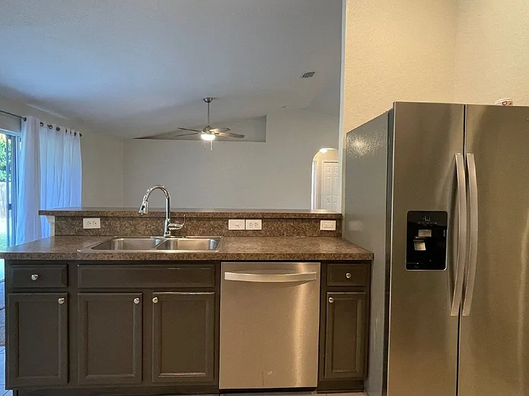 517 SW Paar Dr — Photo 10