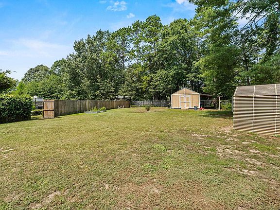 4th image of 377 Woodland Cir
