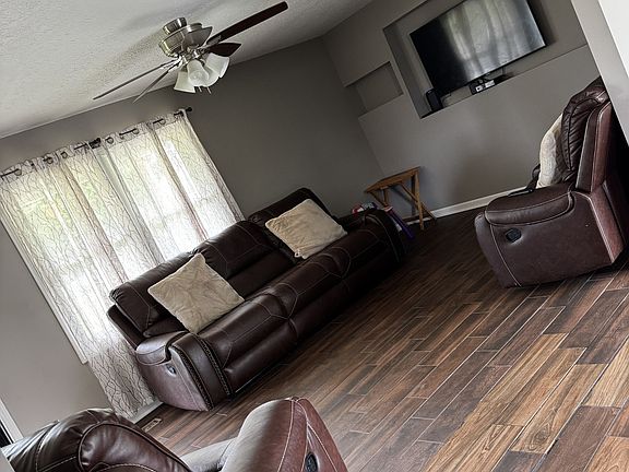 2nd image of 502 Circle Hill Dr