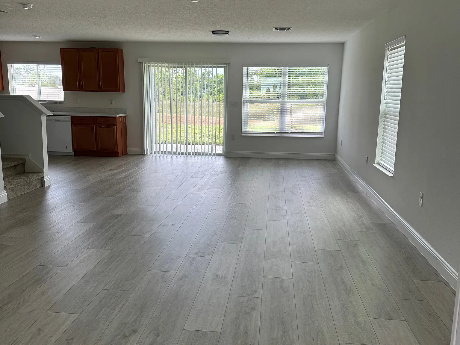 4 bed, 2.5 bath, 2208 sqft, $2,300 — Photo 2