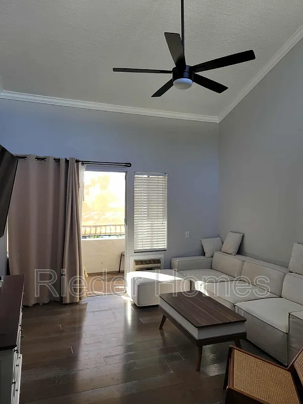 3 bed, 2.0 bath, 1080 sqft, $3,200 — Photo 2