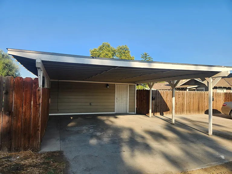 1218 S Watson St — Photo 2