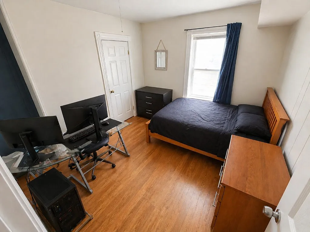 3 bed, 1.0 bath, 1050 sqft, $3,900 — Photo 4