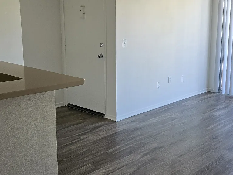 Franklin Luxury Apartments — Photo 42