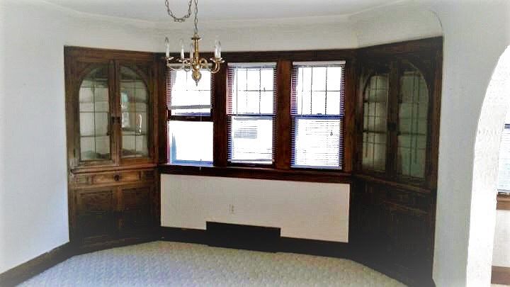 DR with leaded glass built-ins