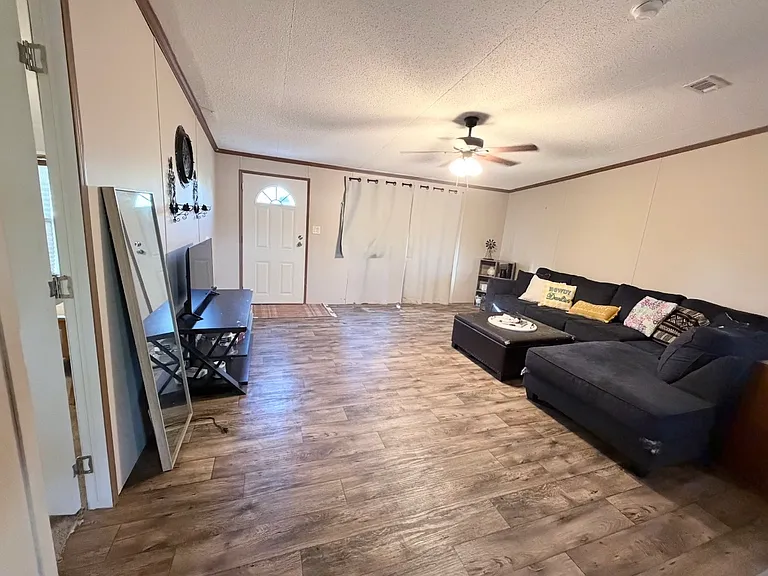 176 Pebble Ln — Photo 3