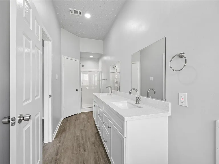 6419 Fairbourne Dr — Photo 10