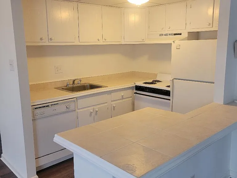 Eagle Court Apartments — Photo 1