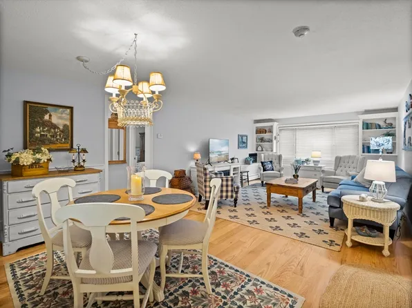 14 Hallmark Gdns APT 3, Burlington, MA 01803