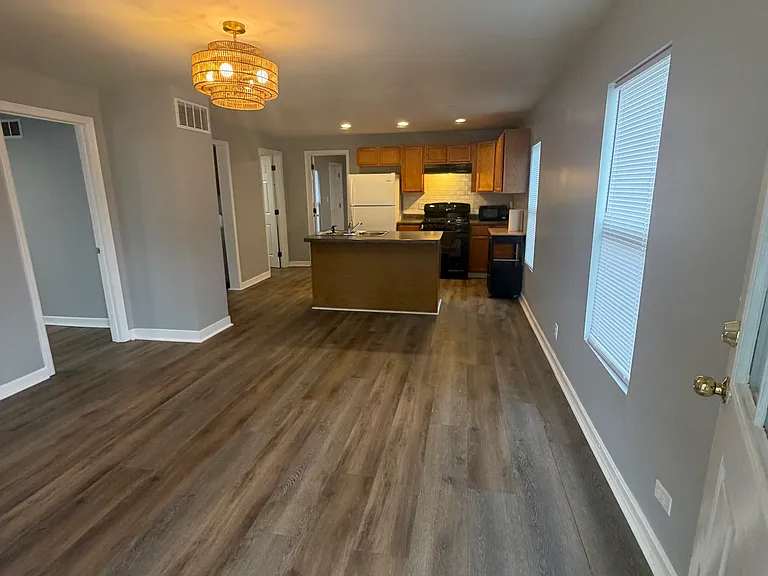 1103 Highland Ave — Photo 2