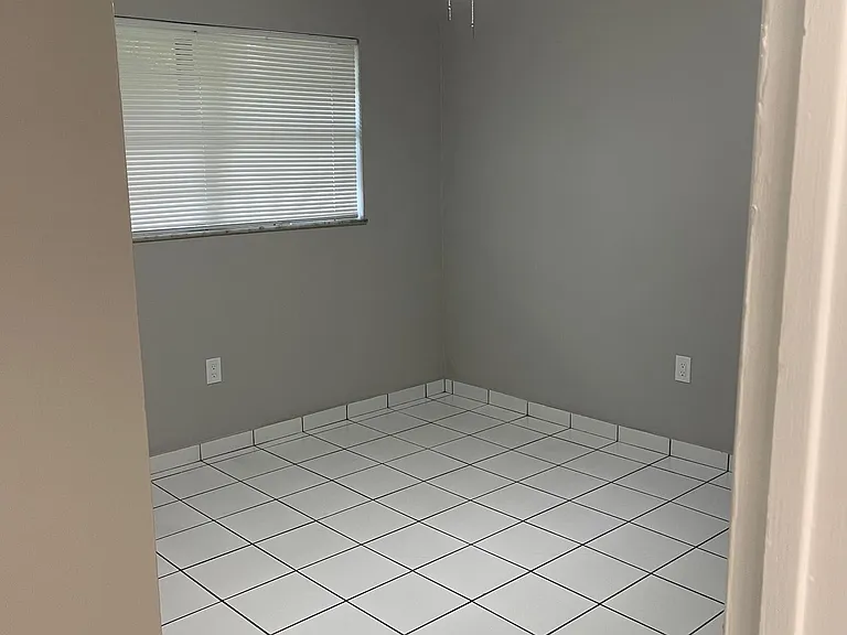 910 SW 105th Ave #100 — Photo 8