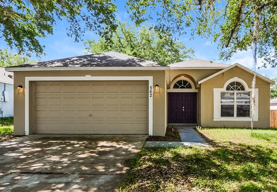 562 Wekiva Bluff St