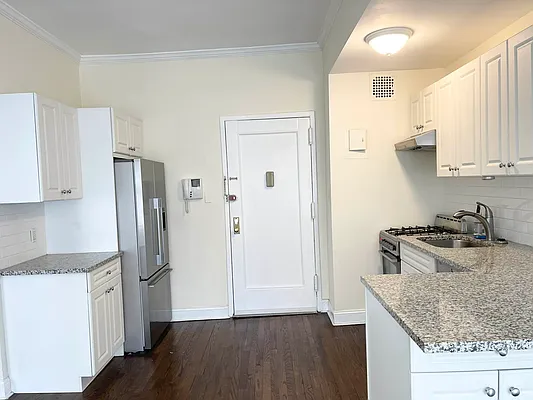 Rented by Douglas Elliman | media 16