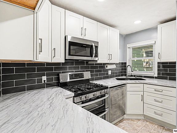 3rd image of 2298 Sheldon St