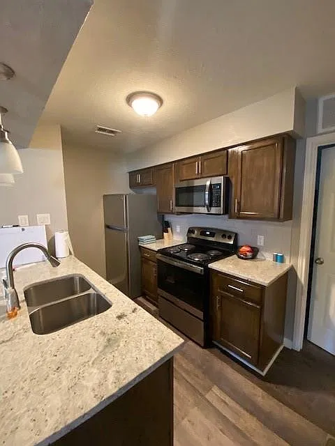 1 bed, 1.0 bath, 669 sqft, $975 — Photo 3