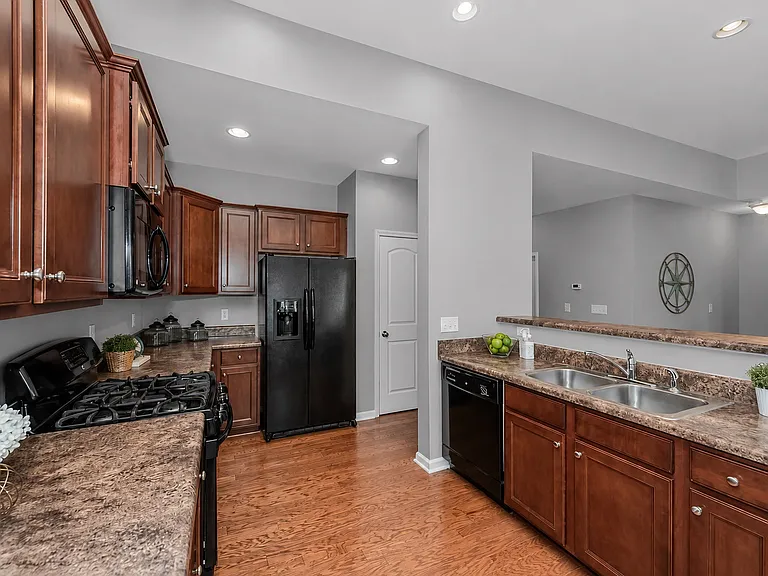 1015 Albany Park Dr — Photo 10