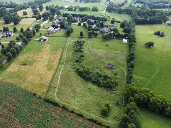 1010 Oak Hill Cir, Versailles, KY 40383