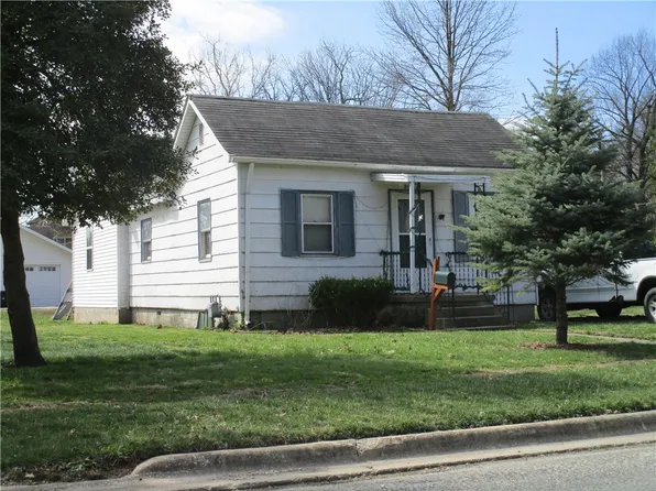 803 E 1st St, Pana, IL 62557