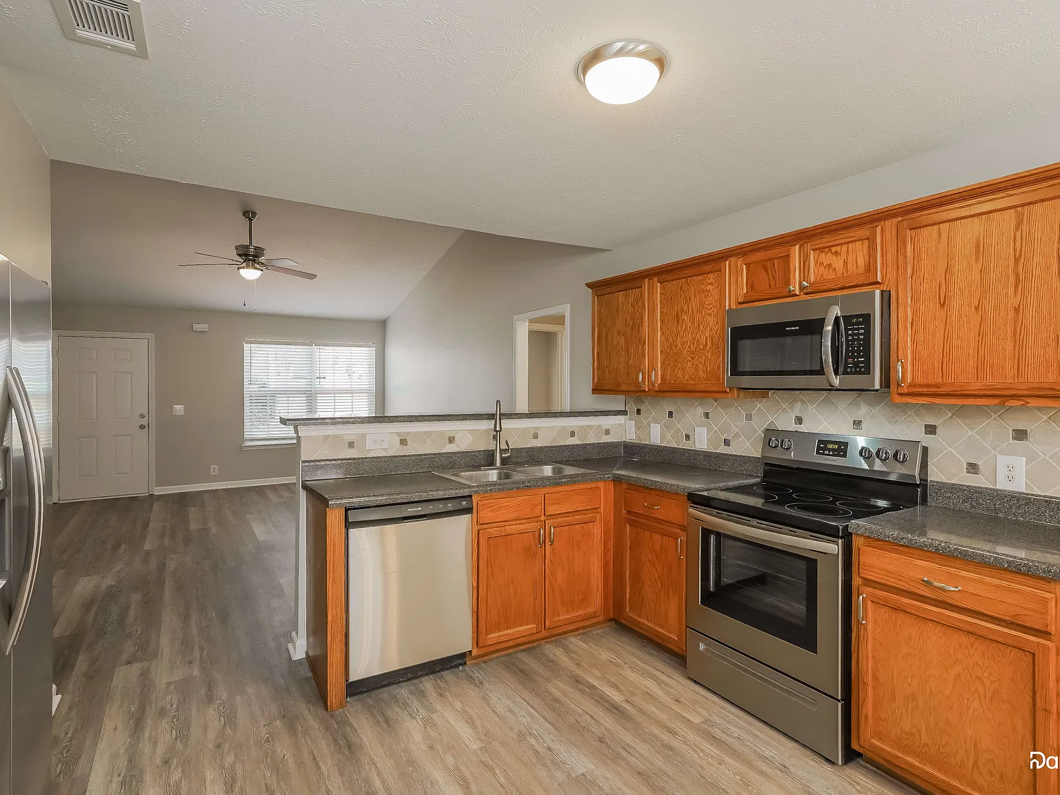 3 bed, 2.0 bath, 1187 sqft, $2,020 — Photo 3