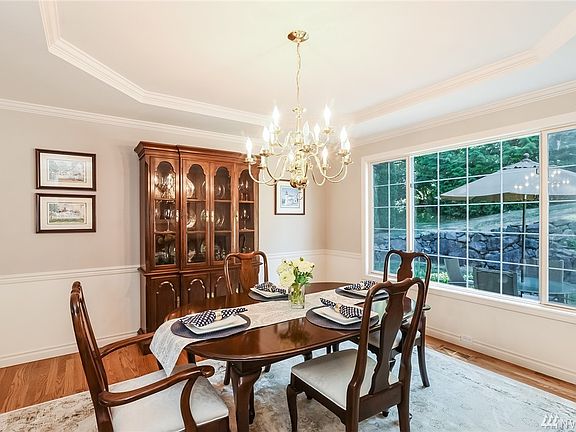 The feeling of luxury continues into the En Suite Bath.