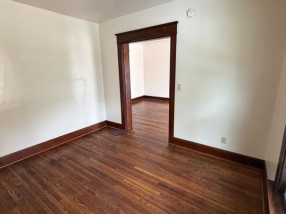 5th image of 307 Poplar St