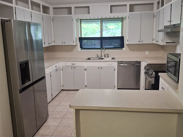 1709 Hughey Dr — Photo 3
