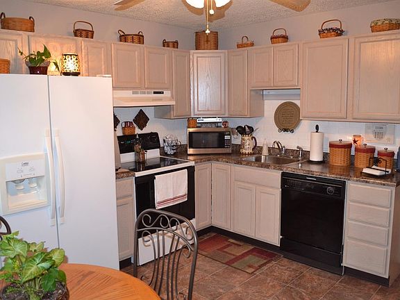 3rd image of 61 Carlton Dr