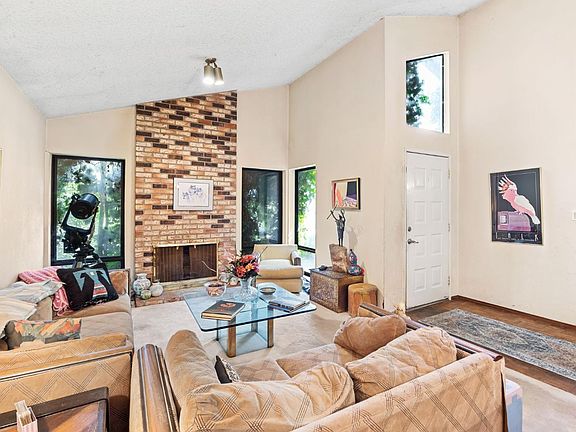 5th image of 827 Del Oro St