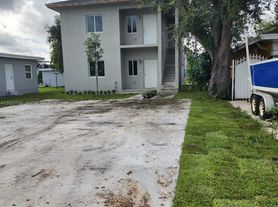 2750 NW 58th St, Miami, FL