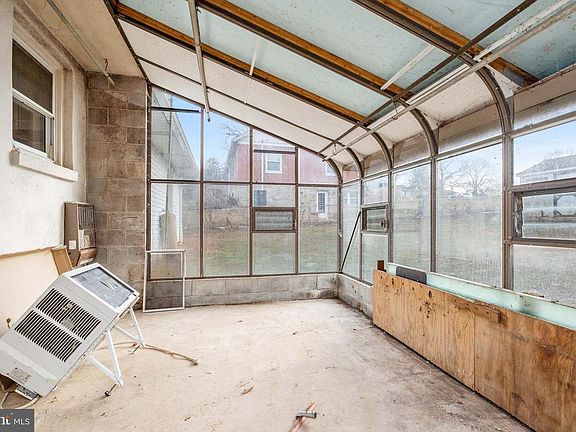 5th image of 404 Pearl St