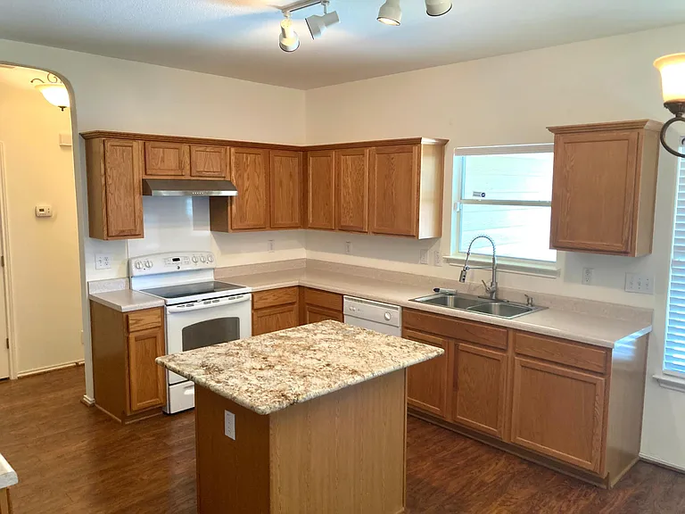 2444 Medina Dr — Photo 2
