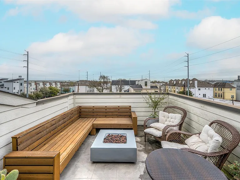 1907 Houston Ave — Photo 21