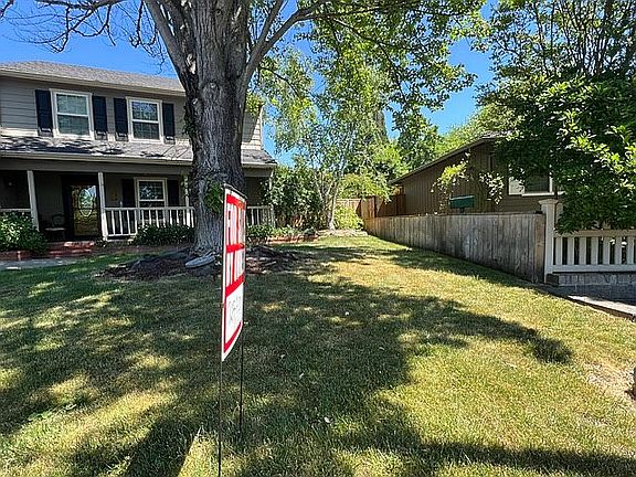 4th image of 2751 Barclay Rd