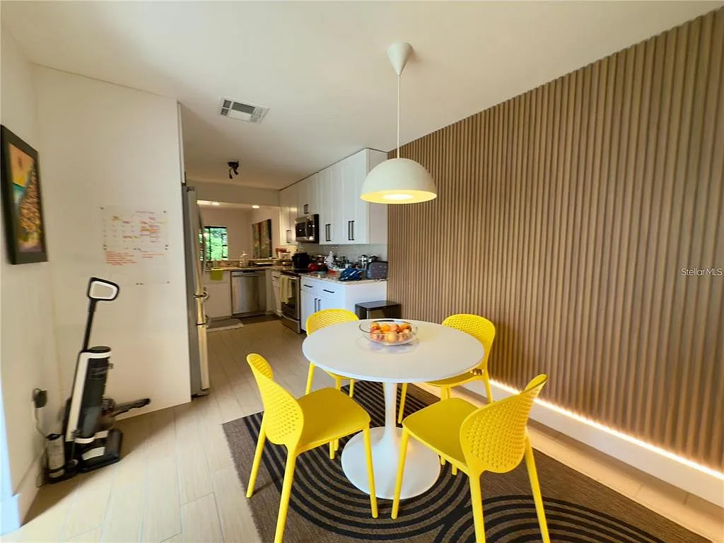 3 bed, 2.5 bath, 1850 sqft, $3,300 — Photo 4