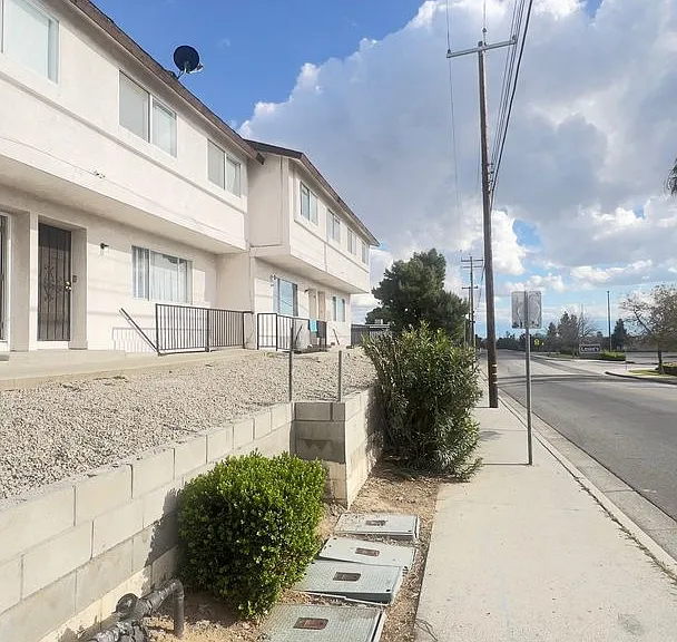 2661 Sunny Lane — Photo 2