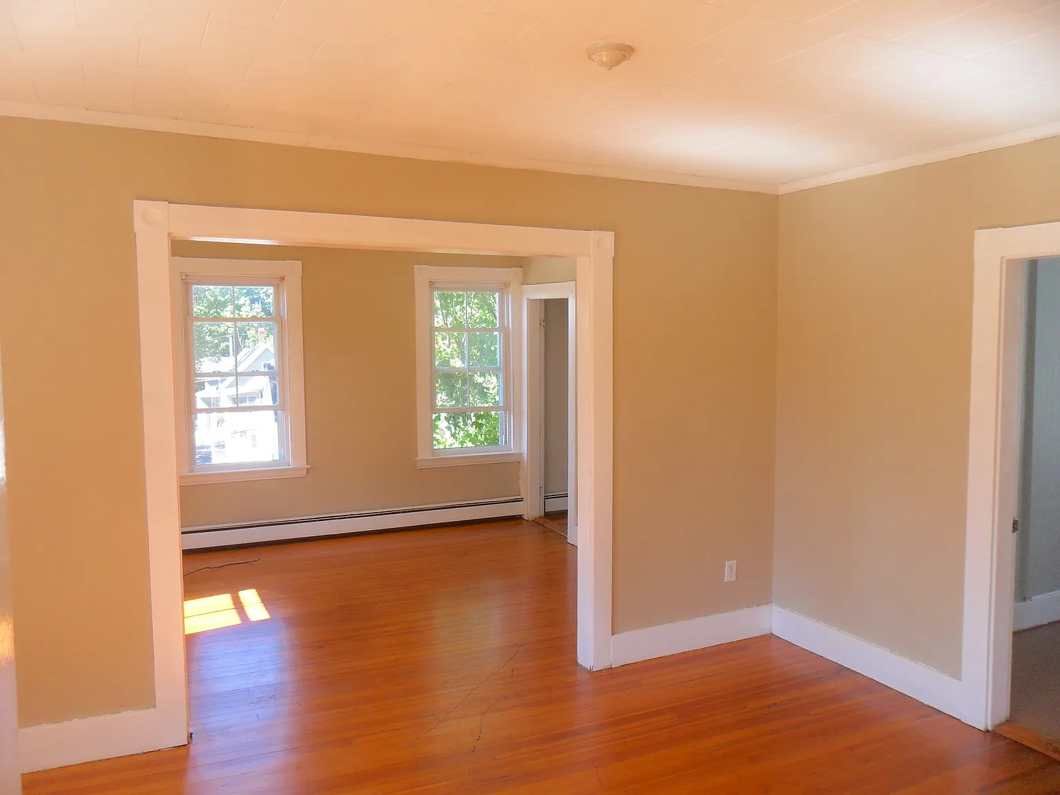3 bed, 1000 sqft, $2,400 — Photo 2