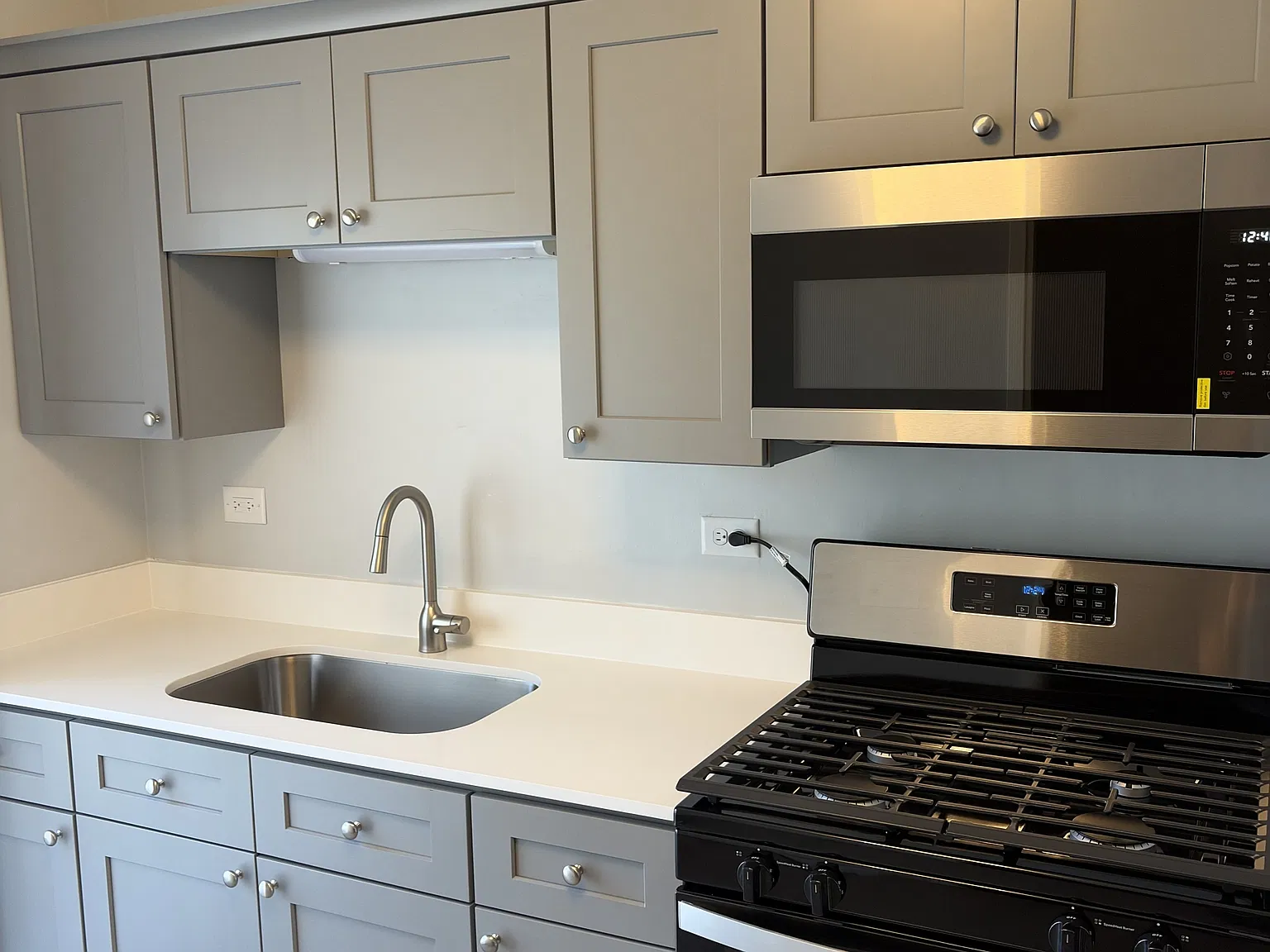 704 W Huntington Commons Rd — Photo 1