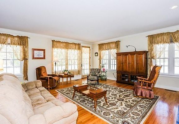 3rd image of 18 Wallis Dr