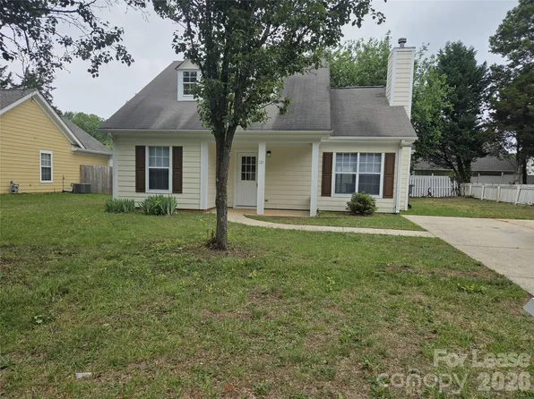 121 Foxglove Dr, Statesville, NC 28625