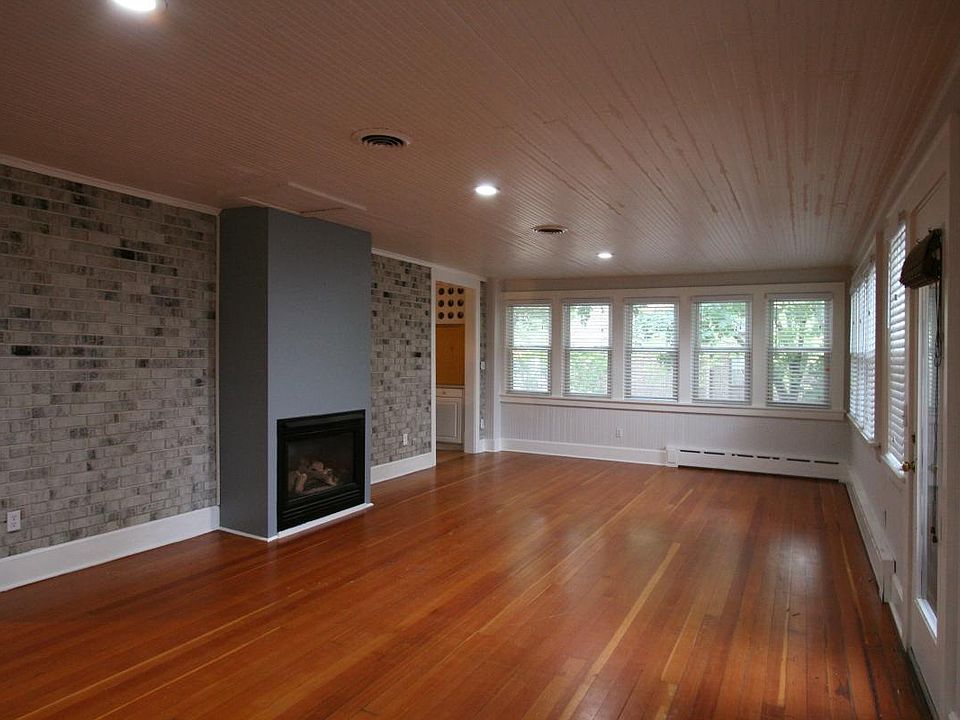Living Room (facing SE)