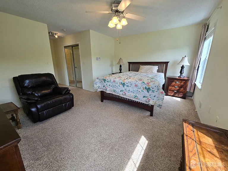 8 Glastonbury Dr — Photo 16