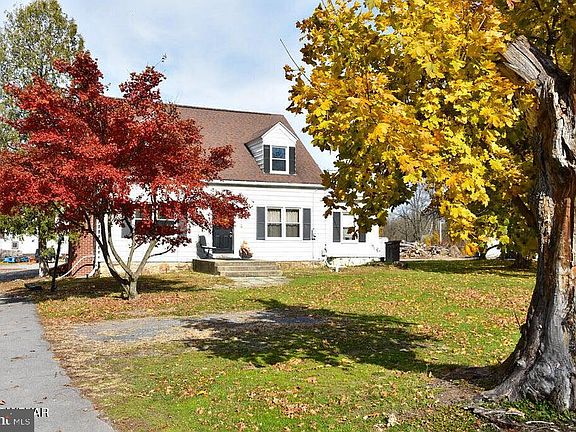 2nd image of 121 Country Club Ln