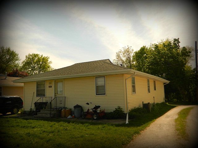 2nd image of 826 S 32nd St