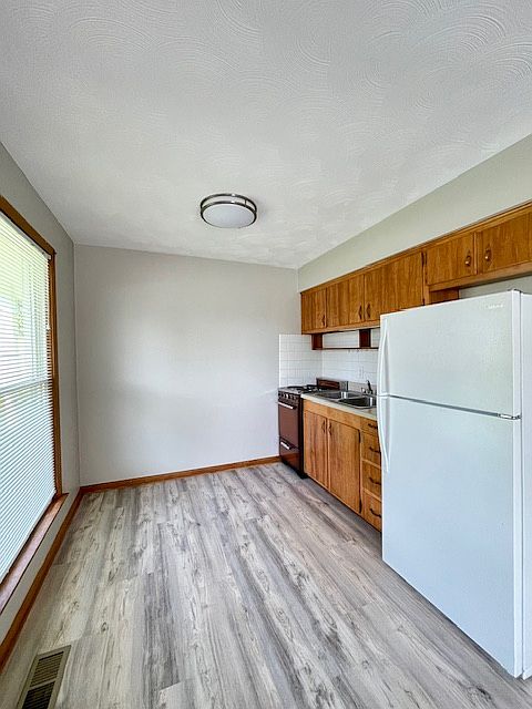 2nd image of 111 Glenwood Dr #111